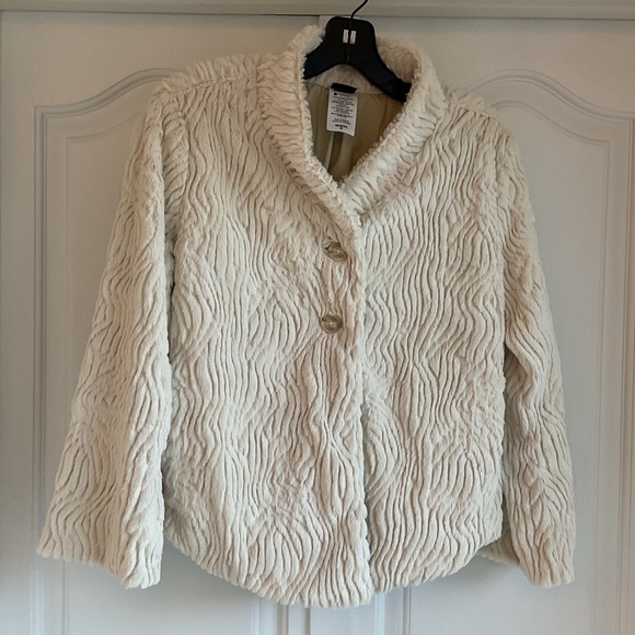 Patagonia women’s faux fur Snow Jacket - Picture 2 of 12